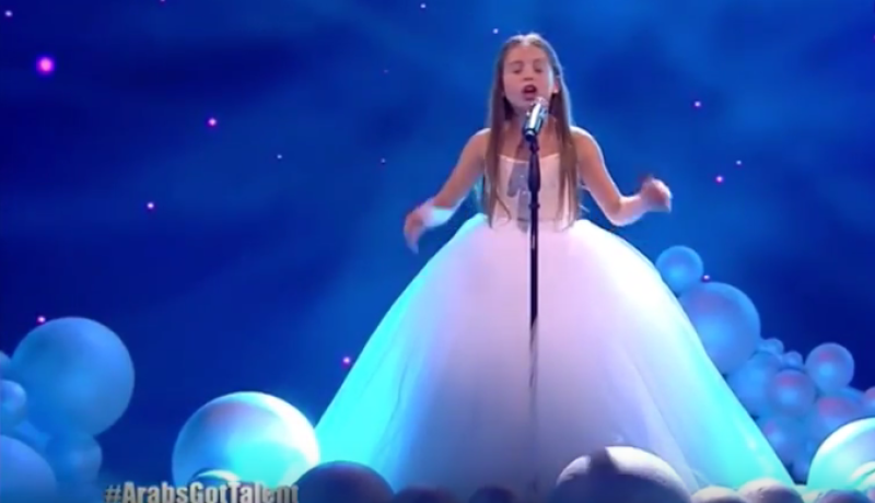 عروسة آراب غوت تالنت تلبّي طلب أحمد حلمي قبل الّنهائيات
