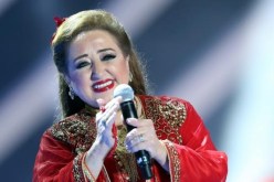 الرّئيس الموريتاني يمنح هيام يونس الّتي غنّت دويتو يا بنت العرجون مع المنّاعي وسام الإستحقاق