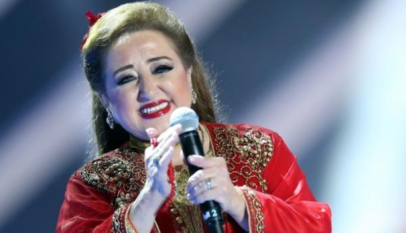 الرّئيس الموريتاني يمنح هيام يونس الّتي غنّت دويتو يا بنت العرجون مع المنّاعي وسام الإستحقاق