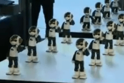 فيديو لمجموعة روبوتات في عرض راقص مذهل