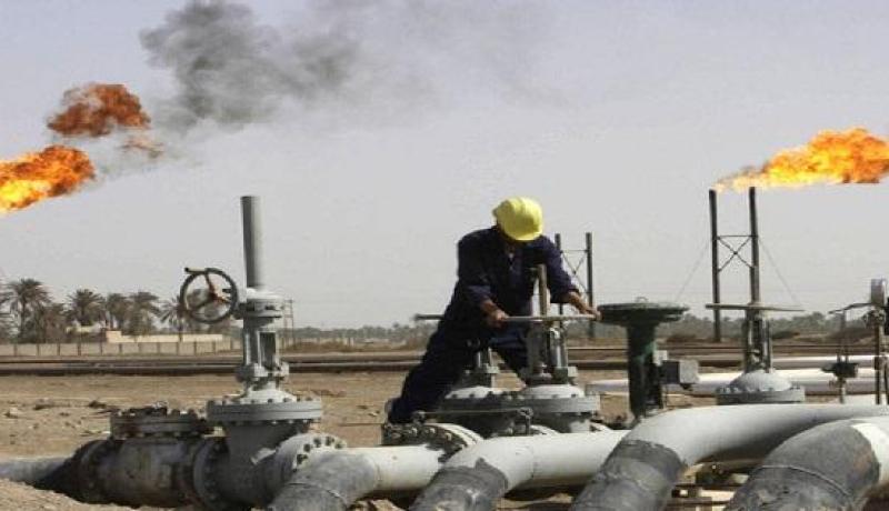 النفط يعزز مكاسبه ويرتفع نحو 56 دولارا