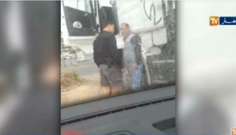 شاهد.. فيديو صادم لشرطي صهيوني يعتدي على سائق فلسطيني في القدس المحتلة