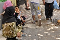 سيدة تستغل أبناءها الخمسة القصّر في التسول قرب مسجد في بئر خادم