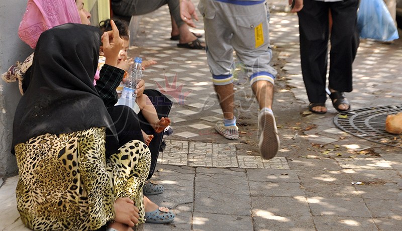 سيدة تستغل أبناءها الخمسة القصّر في التسول قرب مسجد في بئر خادم