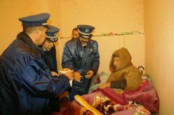 بالصور.. شرطة خنشلة تقدم وجبات ساخنة للأشخاص دون مأوى