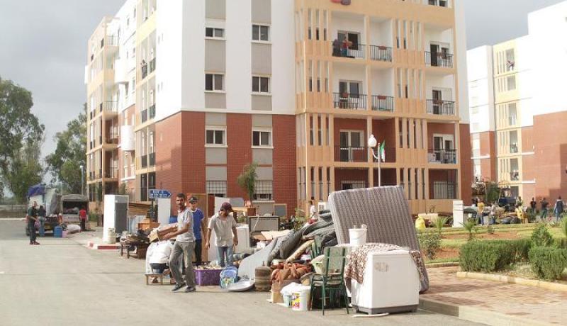 «دبزة ودماغ» خلال توزيع 240 مسكن على 1200 عائلة بحي «الشعبة» في العاصمة