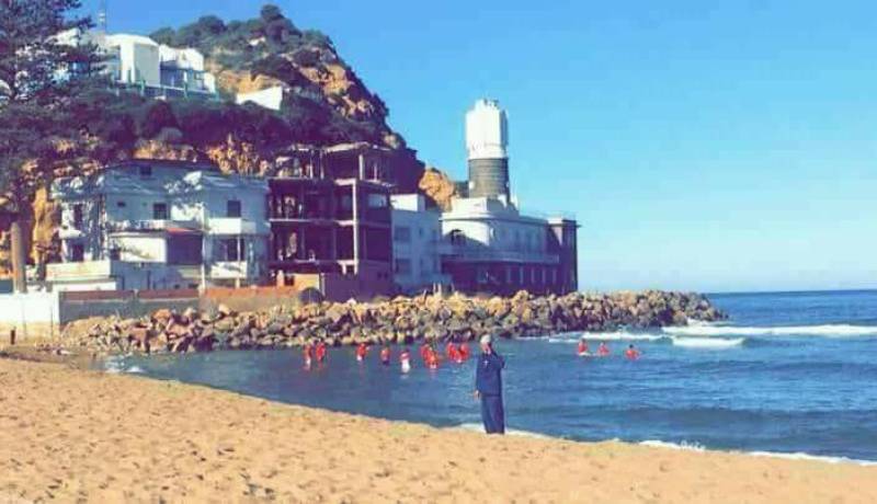 الطاوسي يجبر لاعبي بلوزداد على السباحة في البحر !