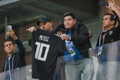 “مارادونا”: “حان الوقت لإعتزال ميسي” !!