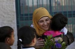 الإحتلال الإسرائيلي يشن حملة لسحب جائزة أحسن معلمة في العالم من حنان الحروب