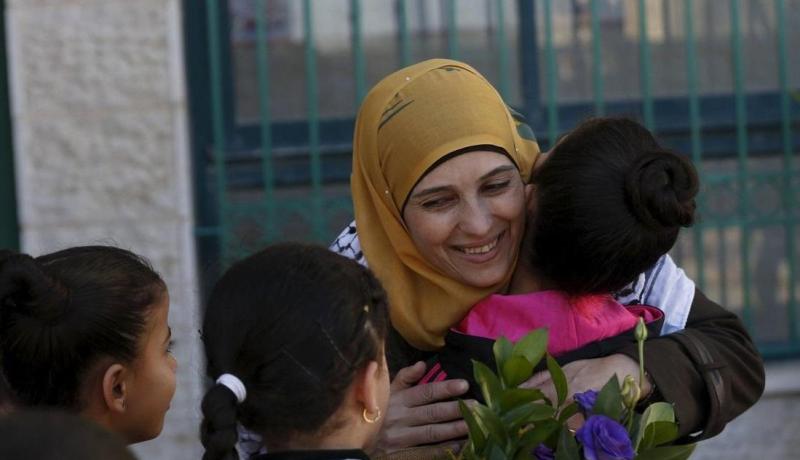 الإحتلال الإسرائيلي يشن حملة لسحب جائزة أحسن معلمة في العالم من حنان الحروب
