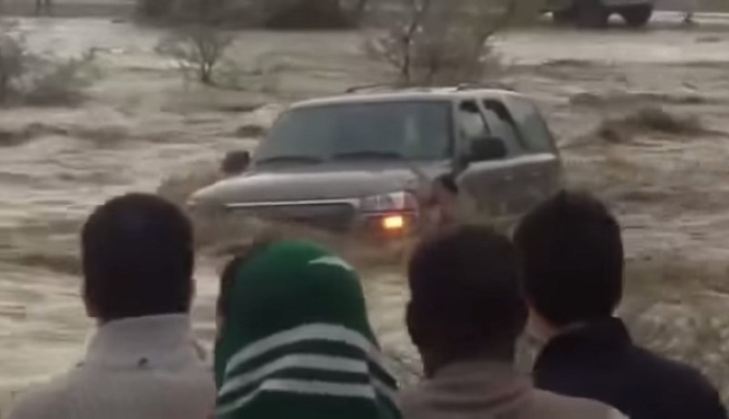 بالفيديو.. السيول تغرق الطائف في السعودية