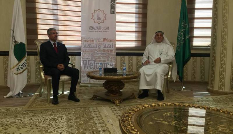 بالصور..عزوزة يتفاوض مع السعوديين لتحسين ظروف الحجاج هذا الموسم