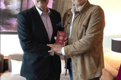 الرئيس محمود عبّاس يمنح الجنسية الفلسطينية للفنّان وليد توفيق