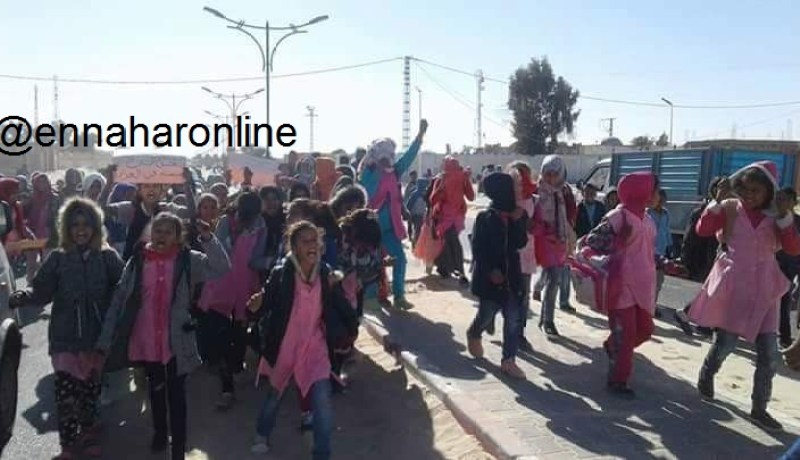 طفلة تقود مسيرة للتلاميذ في شوارع الوادي للمطالبة بتحرير شاب معتقل في العراق