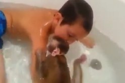 فيديو لقرد يستحم مع طفل يحقق انتشارا واسعا على الأنترنات