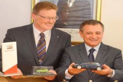 بالفيديو.. سوفاك وفولكسفاغن يوقعان على بروتوكول اتفاق لانشاء مصنع للسيارات بغليزان