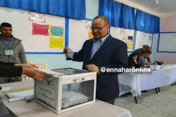 بالصور والفيديو ..وزير الفلاحة رفقة زوجته يؤدي واجبه الإنتخابي ببوشاوي