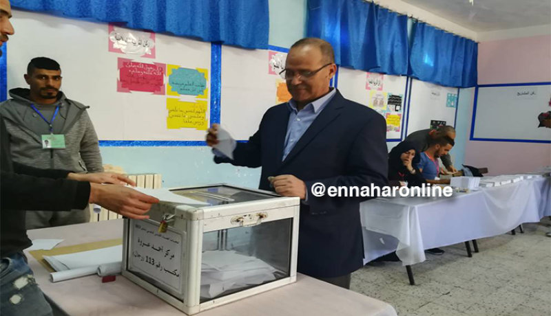 بالصور والفيديو ..وزير الفلاحة رفقة زوجته يؤدي واجبه الإنتخابي ببوشاوي