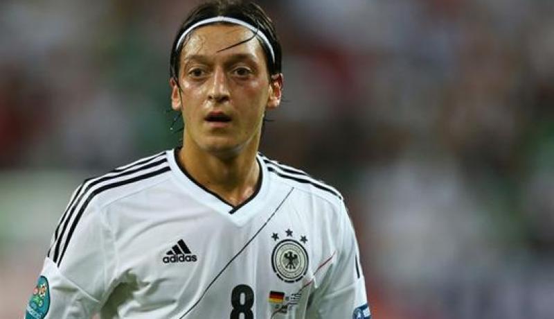 اوزيل واثق  بالفوز على ايطاليا