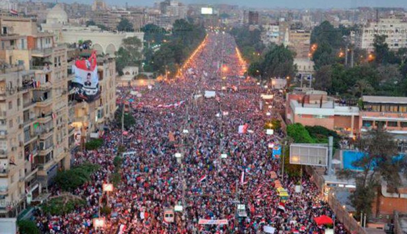 استمرار الثورة على حكم الإخوان واستقالة 4 وزراء من الحكومة المصرية