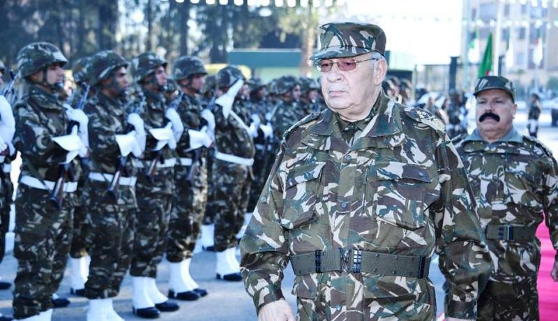 بالصور..الفريق قايد صالح في زيارة عمل وتفقد للناحية العسكرية الأولى