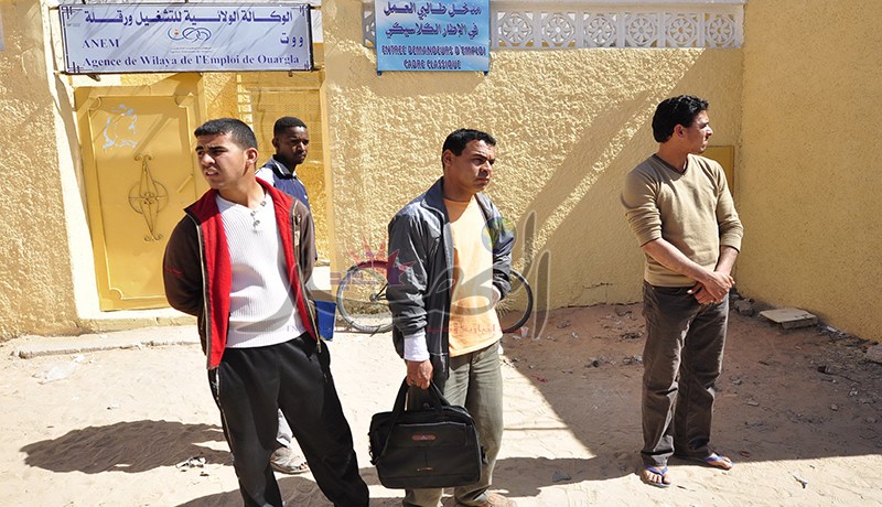 شـروط عبودية لتوظيف أصحاب عقود ما قبل التشغـيل والشبكة الاجتماعية في الإدارات