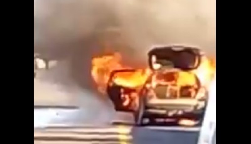 حريق يلتهم سيارة بأكملها في برج بوعريريج