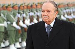 بوتفليقة يرافق جثمان الفقيد احمد بن بلة إلى قصر الشعب