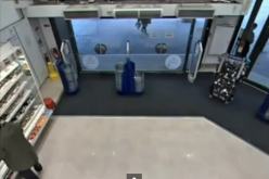 بالفيديو: ستينية تحاول خنق طفل في صيدلية