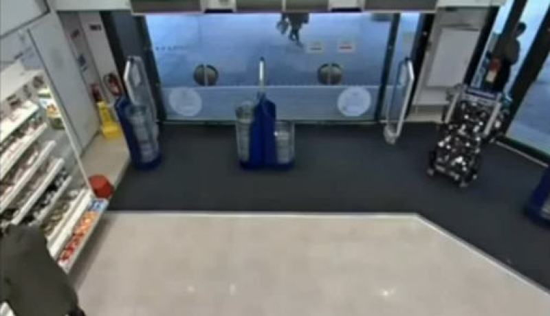 بالفيديو: ستينية تحاول خنق طفل في صيدلية