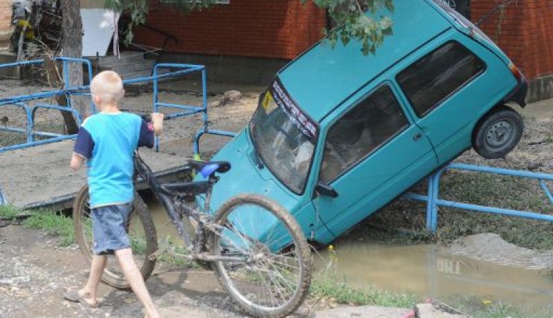 بوتين يعلن حدادا عاما في روسيا وارتفاع حصيلة ضحايا الفيضانات الى 171 قتيلا