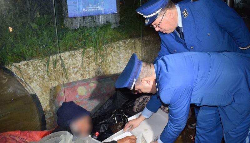 بالصور..الشرطة تقدم وجبات ساخنة للأشخاص دون مأوى