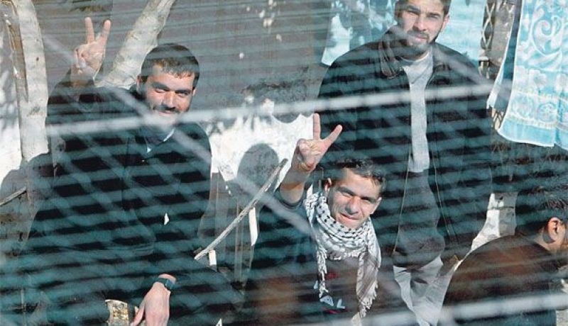الأسرى الفلسطينيون يعلنون الإضراب عن الطعام احتجاجا على وفاة الأسير حمدوني