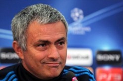 مورينيو يركل مشجعا حاول التقاط صورة تذكارية معه