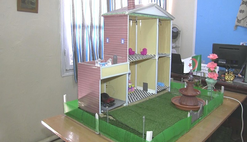 مهندسون يجسّدون منزلا ذكيا كل أجهزته يتم التحكم فيها عن بعد في باتنة