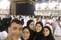 بالصور.. عصام الحضري يؤدي مناسك العمرة رفقة زوجته وبناته