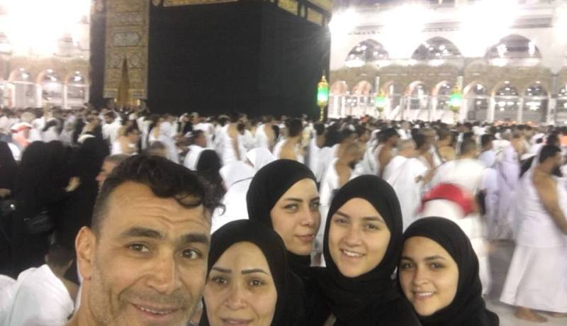 بالصور.. عصام الحضري يؤدي مناسك العمرة رفقة زوجته وبناته