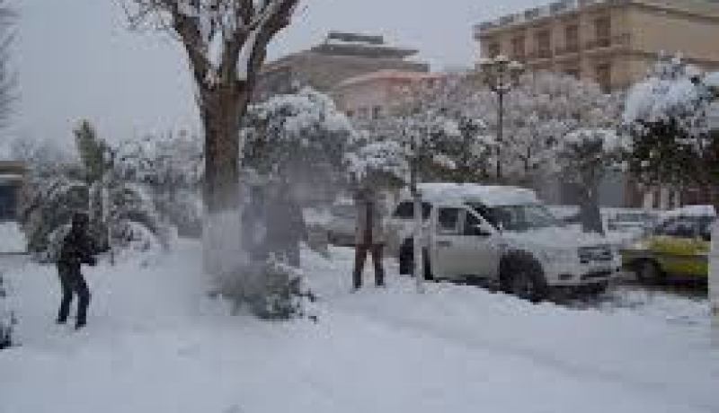 الثلوج تتسبب في غلق العديد من محاور الطرق بباتنة