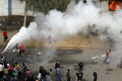 متظاهرات يحطمن نقطة تفتيش للشرطة امام السفارة الفرنسية في طهران