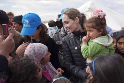 صور لإنسانية انجيلينا جولي