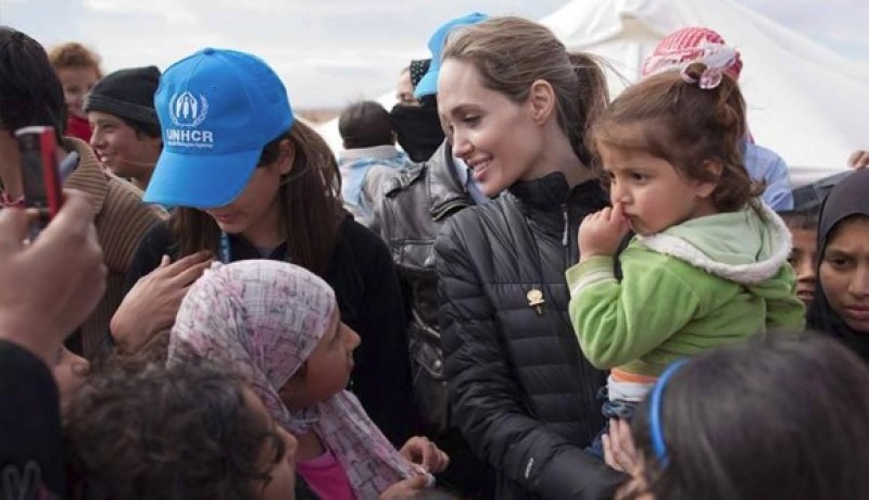 صور لإنسانية انجيلينا جولي