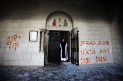 إحراق باب دير وكتابة شعارات معادية للمسيحية في القدس