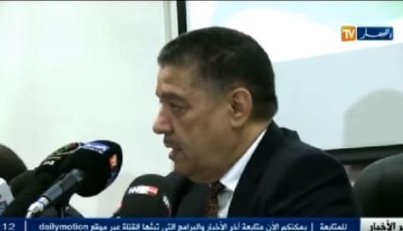 بالفيديو عبد المالك بوضياف يوقف مدير عيادة للأمومة والطفولة في خنشلة