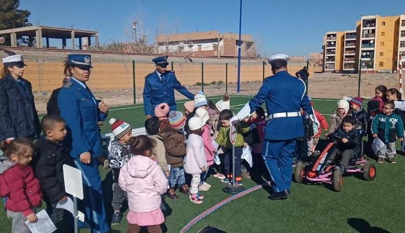 بالصور.. شرطة عين وسارة تحسس “أطفال الجيش” حول حوادث المرور