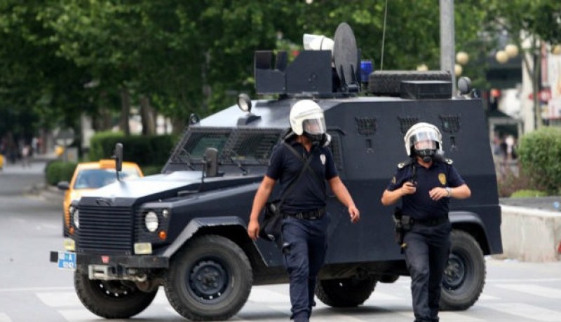 مقتل شرطي وإصابة اثنين آخرين في اشتباكات بتركيا