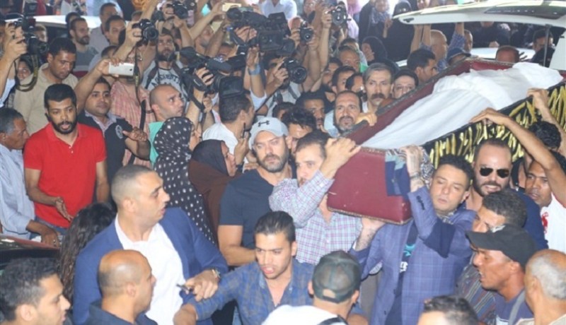 بالصور.. تشييع الفنان “فاروق الفيشاوي” إلى مثواه الأخير