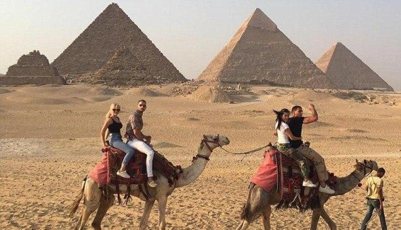 كورتني كارداشيان  تقضي عطلتها في مصر مع صديقها الجزائري