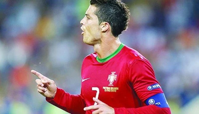 رونالدو يؤهل البرتغال إلى ربع النهائي