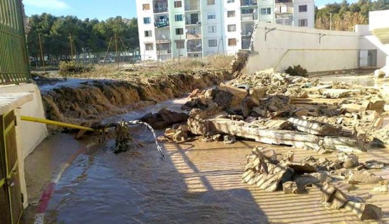 سيول وحلية بأحياء خنشلة إثر انهيار خزان للماء بجبل الشابور