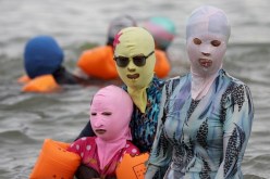 بالصور.. “الفيس كيني” يغزو الشواطئ الجزائرية